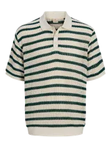 Polo de punto color crema con rayas horizontales verde oscuro, cuello clásico y cierre de botones.