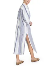 Túnica amplia de lino y algodón orgánico con escote en V, manga tres cuartos y cortes en los costados. Diseño a rayas verticales azules y blancas.