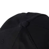 Gorra de béisbol negra con visera curva. Presenta el logo Trefoil de Adidas bordado en negro tono sobre tono en el panel frontal y las tres franjas características de la marca bordadas en relieve en la visera.