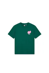 Remera verde con estampado de un corazón rosado con la palabra "DEUS" en el pecho.