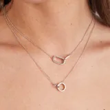 Gargantilla de plata 925 con dije rectangular con borde de circonias y cadena de eslabones finos.