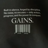 Canguro negro unisex con capucha y cordones ajustables. Estampado en la espalda con un diseño de una antorcha dentro de un óvalo con el texto "JUST DO NO TALK" alrededor.