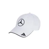 Gorra Adidas blanca con visera precurvada y logo de Mercedes-AMG Petronas F1 Team bordado en el frente. Presenta las tres tiras de Adidas bordadas en negro en el lateral de la visera y cierre trasero ajustable.