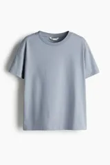 Remera celeste de corte recto en punto suave de algodón con cuello redondo ribeteado y hombros ligeramente caídos.