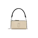 Bolso tipo pochette de cuero color crema con logo de la marca en plateado. Tiene asa corta superior negra y correa de cadena plateada extraíble.