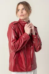 Campera roja de cuero ovino italiano, con charreteras en los hombros, bolsillos laterales, broches ocultos en el frente y broches a la vista en cuello y puños.