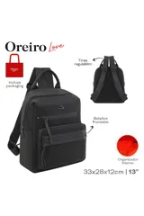 Mochila negra de Las Oreiro con un solo tirante ajustable, múltiples bolsillos con cierre y el logo de la marca en forma de labios metálicos en el frente.