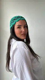 Gorro tipo vincha tejido al crochet color verde esmeralda.