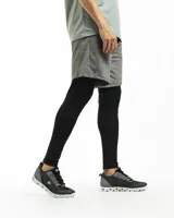 Short deportivo negro de poliéster con cintura elástica y tecnología dry fit.