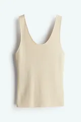 Musculosa de punto fino color beige, entallada, con escote en U en la parte delantera y trasera.