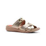 Sandalias bajas de cuero negro, con dos tiras anchas sobre el empeine, una con hebilla dorada ajustable y otra cruzada. Plantilla acolchada color suela y suela de goma negra con tecnología Low Impact para absorción de impactos.