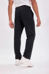 Pantalón deportivo recto color azul marino, con ajuste clásico y tejido cómodo.
