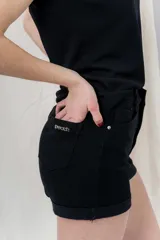 Short de jean blanco con ruedo doblado, tiro medio y calce cómodo.