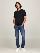 Pantalón jean de corte recto entallado, color azul con efecto desteñido en los muslos.
