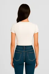 Remera cropped celeste con estampado de sol en el centro.