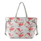 Bolso tote de símil cuero con estampado floral multicolor y herrajes plateados. Tiene doble asa fija, cierre superior, un compartimento principal, un bolsillo interno con cierre y dos bolsillos internos abiertos. El interior está forrado en tela de algodón y poliéster.