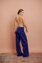 Pantalón palazzo azul de crepé elastizado, de tiro alto y corte amplio.