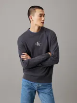 Sweater gris oscuro de punto de algodón con cuello redondo, puños y bajo acanalados. Presenta el logo de Calvin Klein bordado en el pecho.