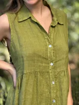 Vestido camisero azul sin mangas de lino italiano, con botones de nácar y corte a la rodilla.