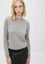 Sweater lila de cashmere con cuello redondo y mangas largas.