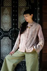 Camisa de algodón estampada, de silueta amplia, con cuello mao, puños anchos con tajo, bolsillo con cinta hilera, cartera de botones a la vista con contraste de tela y cinta decorativa aplicada.