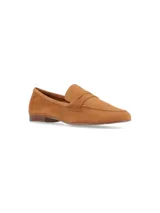 Zapato rojo de mujer, tipo mocasín, con detalles de costura y suela baja.