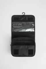 Necessaire color negro con cierre, ideal para organizar productos de belleza y cuidado personal.