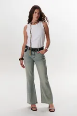 Pantalón de jean celeste de corte semi oxford, con detalles de cuero en pretina y bolsillos.