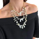 Collar de tres vueltas con cadena dorada y cuentas irregulares de nácar.