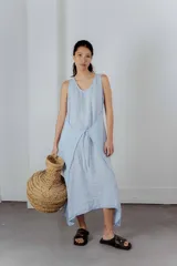 Vestido midi gris de lino, corte recto, sin mangas y con bolsillos laterales.