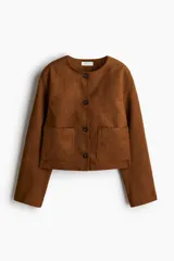 Chaqueta marrón de tejido suave con acabado cepillado, cuello redondo, cierre de botones adelante y bolsillos parche delanteros.