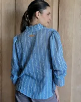 Blusa celeste con cuello mao y mangas abullonadas.