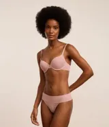Kit de dos bombachas bikini lisas, una color rosa y otra color marrón, con laterales anchos y logo estampado en el frente.
