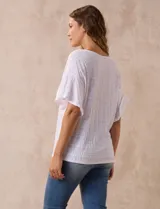 Blusa azul de algodón texturado, marca Ruby Rd. Manga corta amplia y cuello redondo.