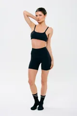 Calza biker negra de tiro alto, confeccionada en tejido suave y elástico que absorbe la humedad.