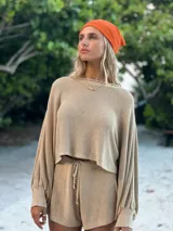 Buzo de punto negro con lurex y viscosa, mangas acampanadas.