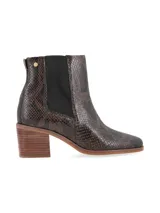 Bota de caña media con estampado de piel de serpiente en tonos marrones, con elásticos laterales negros y taco de madera.