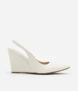 Zapato femenino con tacón anabela, color blanco, confeccionado en material sintético con punta fina y tira elástica en el talón.