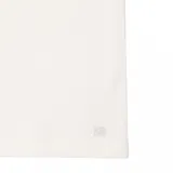 Remera blanca de manga corta con logo de cocodrilo negro estampado en el pecho.