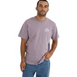 Remera lila de manga corta con cuello redondo y estampado pequeño en el pecho.