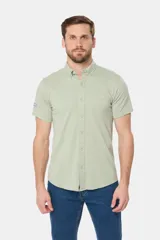 Camisa celeste de piqué con manga corta, botones personalizados y logo bordado a tono.