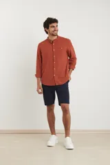 Camisa rosada de lino y algodón, con cuello mao, manga larga y bolsillo de parche en el pecho.