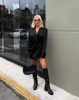 Minivestido negro con corte tipo blazer, escote en pico y lazo lateral.
