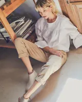 Bota corta de cuero negro con cierre lateral y suela de madera.