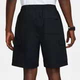 Short negro de tejido woven con logo Nike Swoosh estampado en blanco, corte holgado, cintura elástica con cordón ajustable y bolsillos cargo laterales.