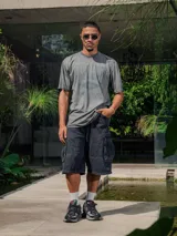 Remera de jersey con efecto teñido y corte holgado. Presenta una estampa frontal con el texto 'Sunset Lover' y 'You're my last sunburn' en color verde.