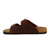 Sandalia de cuero marrón para hombre, con dos tiras ajustables con hebilla y suela baja.