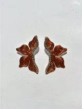 Aros colgantes con forma de flor roja con glitter, detalle de strass y gancho de acero quirúrgico.