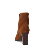 Bota de mujer Bottero color marrón camel, de caña baja, con punta fina y tacón grueso de madera. Presenta un cierre lateral y un pequeño logo metálico en la parte superior de la caña.