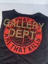 Musculosa gris oscuro de algodón elastizado con estampado rojo y dorado con la inscripción "Gallery Dept" en la espalda.